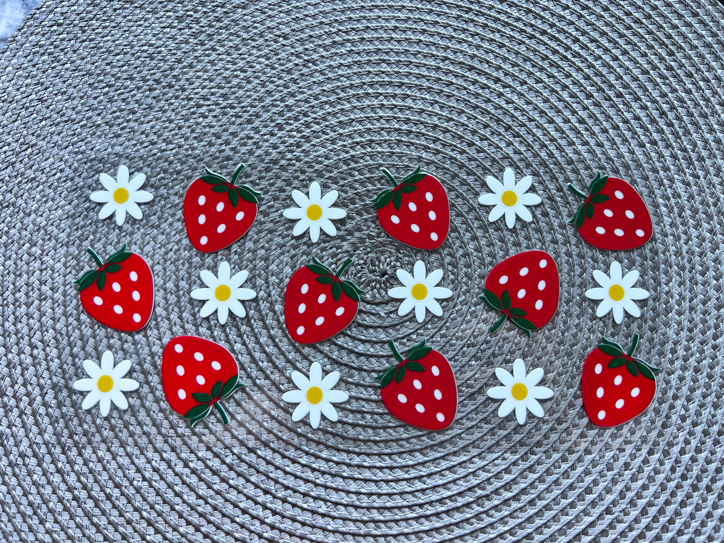 Strawberries and daisies | UVDTF glass can wrap